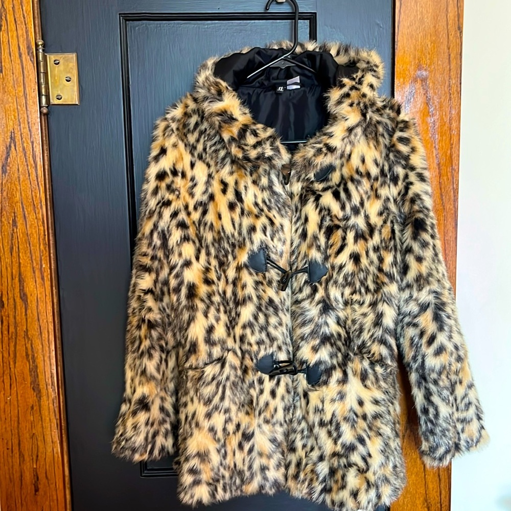 H&M divided faux fur coat with hood. Women’s size 6, with front pockets.  Cozy!